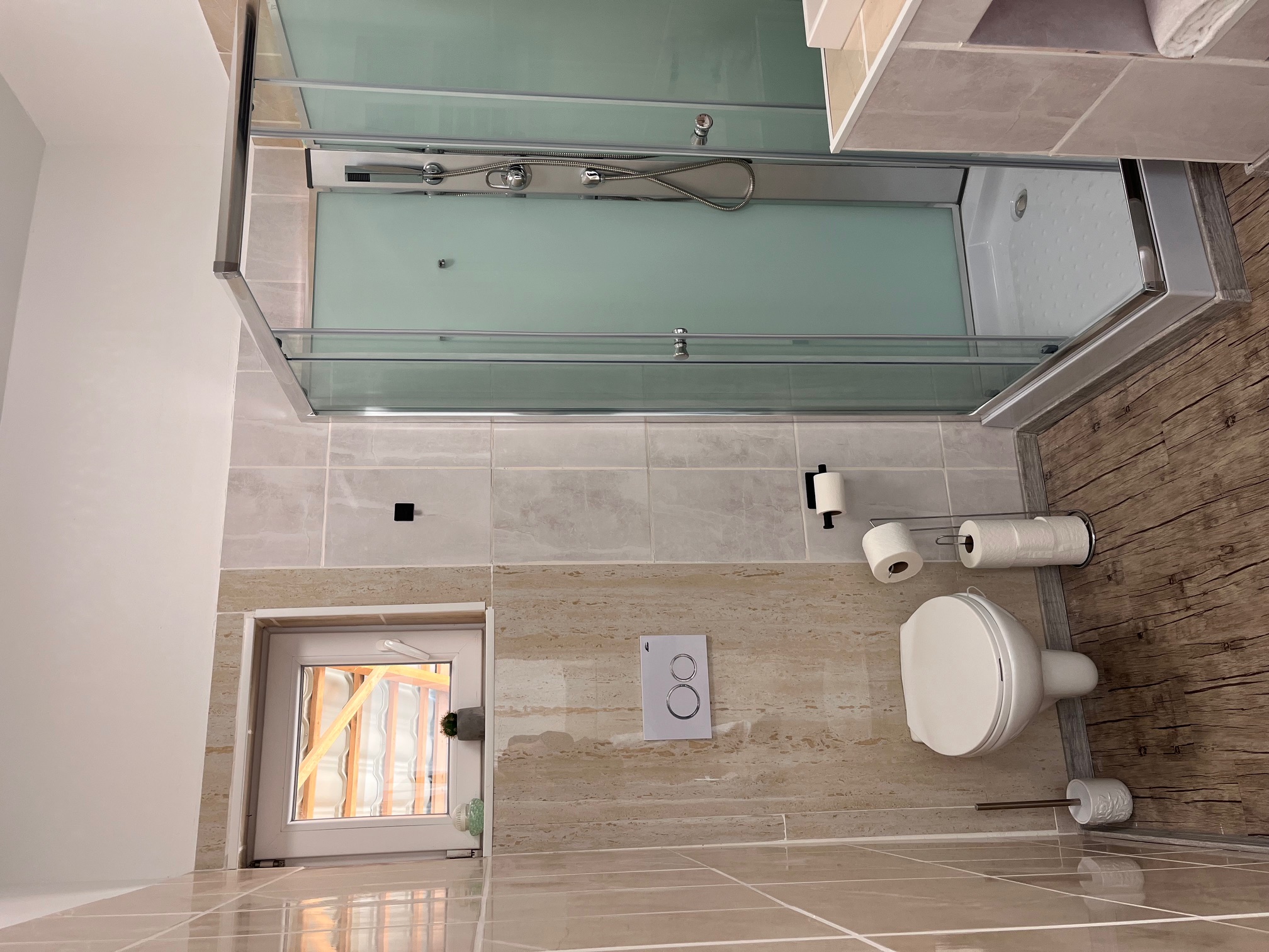 F&uuml;rdőszoba zuhanyz&oacute;val az &Aacute;rb&oacute;c apartmanban
