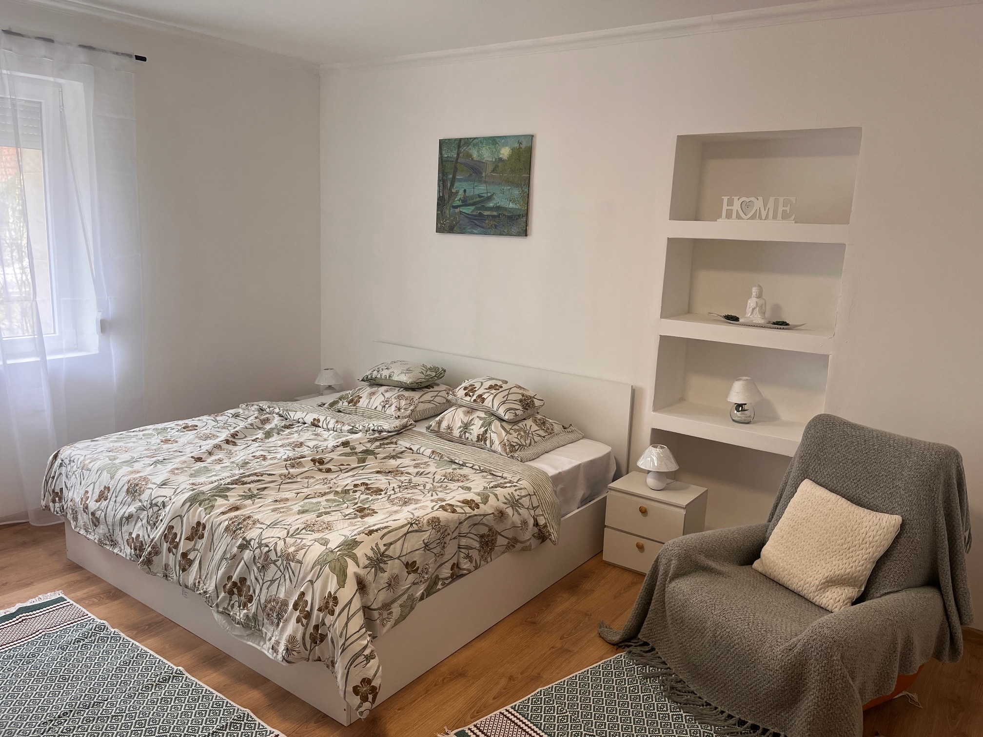 Francia&aacute;gyas h&aacute;l&oacute;szoba a Ladislaus Garden Suites egyik apartmanj&aacute;ban